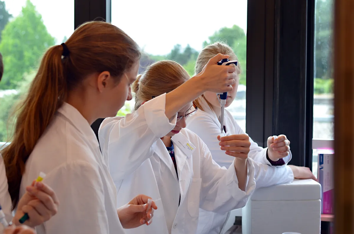 Schülerinnen der Einführungsphase mit Interesse an Naturwissenschaft und Technik erhalten Einblicke in Themen und Fragestellungen der MINT-Fächer. Foto: Philipps-Universität Marburg | Malte Klimczak